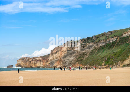 Nazare, Portugal - 24. April 2014: Hauptstrand in Nazare, eine Surf-Paradies-Stadt - Nazare, Portugal Stockfoto