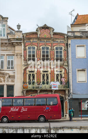 Aveiro, Portugal - 26. April 2014: Straßen und Fassaden von Aveiro, die portugiesische Venedig. Aveiro, Portugal. Stockfoto