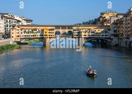 Florenz, Italien - The Ponte Vecchio (alte Brücke] ist eine mittelalterliche Steinbrücke über den Fluss Arno. Stockfoto