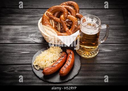 Brezeln, Bratwurst und sauerkraut Stockfoto