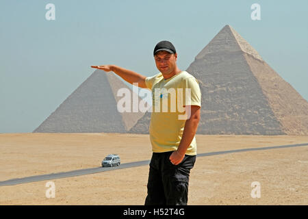 Mann-Touristen auf einem Hintergrund von den Pyramiden von Gizeh. Ägypten.. Stockfoto