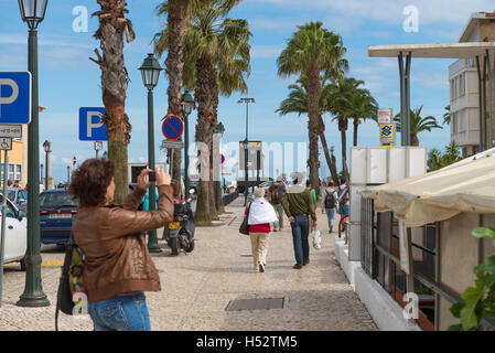 Cascais, Portugal - 22. April 2014: Touristen fotografieren nahe dem Strand in der Bucht von Cascais, eine portugiesische Küstenstadt 30 k Stockfoto