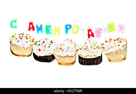 Cupcakes mit Kerzen mit Buchstaben Happy Birthday isoliert. Stockfoto