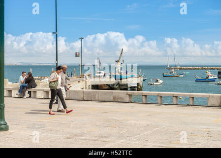 Cascais, Portugal - 22. April 2014: Der berühmte Strand an der Bucht von Cascais, eine portugiesische Stadt 30 km westlich von Lissabon, Hafen Stockfoto