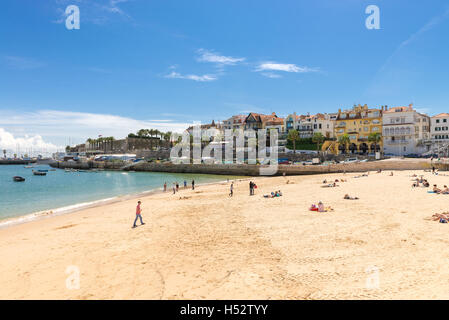 Cascais, Portugal - 22. April 2014: Der berühmte Strand an der Bucht von Cascais, eine portugiesische Stadt 30 km westlich von Lissabon, Hafen Stockfoto