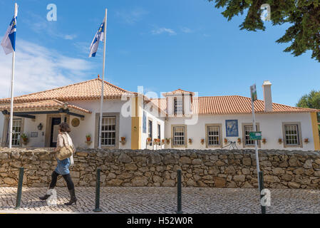 Cascais, Portugal - 22. April 2014: Menschen zu Fuß durch die Altstadt Straße in Cascais, die ein beliebtes touristisches Ziel ist Stockfoto