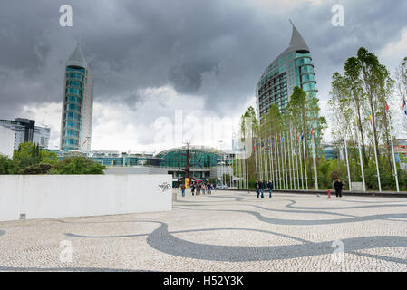 Lissabon, Portugal - 20. April 2014: Parque Das Nacoes (Park der Nationen) mit modernen Gebäuden in der Nähe von den Tejo, Lissabon Oceana Stockfoto