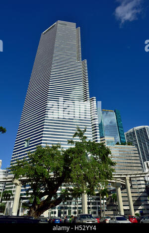 Miami Hochhaus mit Wells Fargo und anderen hohen Gebäuden in der Innenstadt, Miami, Florida. Moiré-Muster zeigen. Stockfoto