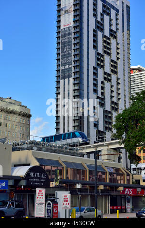 Miami-Hochhauses, städtische Straße, erhöhte Metromover Stadtbahn urban Transport System, Florida, USA Stockfoto