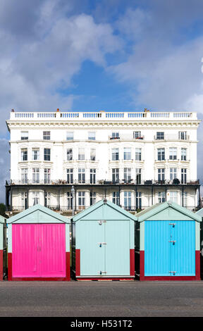 Bunte Strandhäuschen vor viktorianischen Gebäuden, Brighton Beach, Brighton, East Sussex England UK Stockfoto