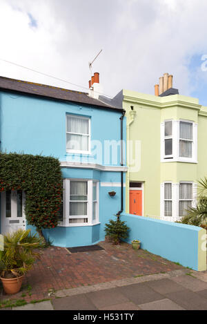 Ein paar der bunten Reihenhäuser in den Gassen, Brighton, Sussex UK Stockfoto