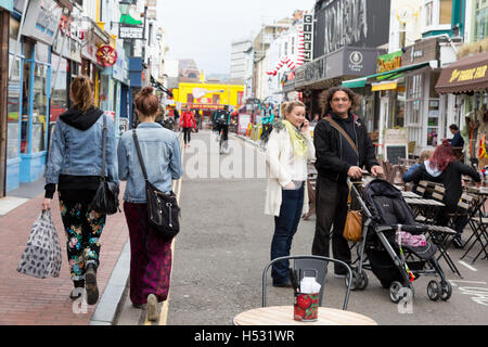 Menschen beim Einkaufen in The Lanes, Brighton, East Sussex England UK Stockfoto