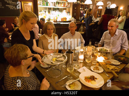 Kellnerin serviert Essen in The Ginger Pig Restaurant, Brighton & Hove, East Sussex England UK Stockfoto