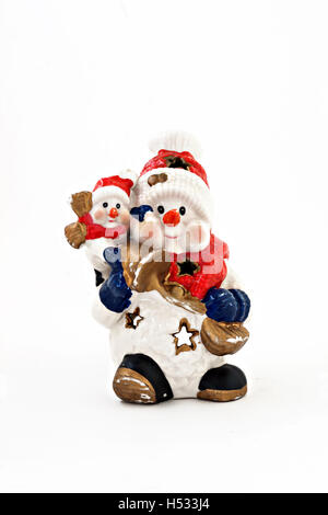 keramische Statuette von zwei Schneemänner isoliert. Stockfoto
