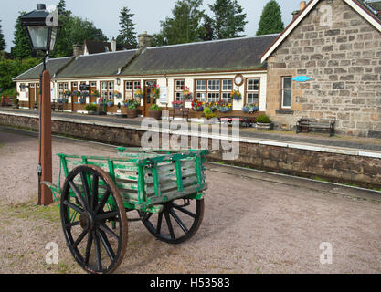 Plattform im Garten Schiffstation in den Cairngorms National Park, Schottland, Teil der historischen Strathspey Railway Stockfoto