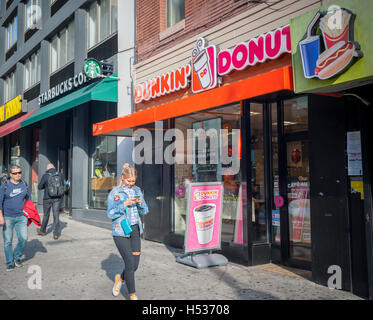 Ein Starbucks und ein Dunkin ' Donuts konkurrieren um die Herzen der Kaffeeliebhaber nebeneinander im Stadtteil Chelsea in New York auf Mittwoch, 12. Oktober 2016. (© Richard B. Levine) Stockfoto