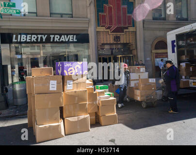 Ein FedEx-Mitarbeiter sortiert Lieferungen, einschließlich einer Box von Walmart im Besitz Jet.com, im Garment Center von New York auf Freitag, 14. Oktober 2016. (© Richard B. Levine) Stockfoto