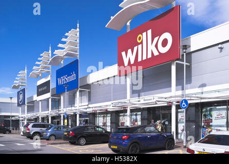 dh Shops Leeds SHOPPING MALL UK Birstall Shopping Park Yorkshire Geparkte Autos Geschäfte birstall Parkplatz shopfront Außenparkplatz Einzelhandel Zentrieren Stockfoto