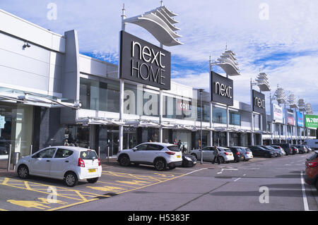 dh Shops SHOPPING MALL UK Birstall Shopping Park Yorkshire geparkte Autos Geschäfte Parkplatz Auto leeds Stockfoto