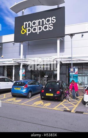 dh Shops SHOPPING MALL UK Mamas Papas Shop birstall Shopping parken Parken Autos Geschäfte Parkplatz Eltern shopfront außen Stockfoto