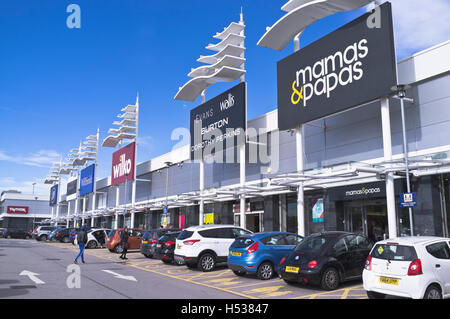 dh Shops SHOPPING MALL UK birstall Shopping Park yorkshire geparkte Autos Geschäfte birstall leeds Stockfoto