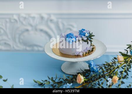 Hochzeitsdekorationen mit Kuchen und Blumen Stockfoto