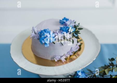 Hochzeitsdekorationen mit Kuchen und Blumen Stockfoto