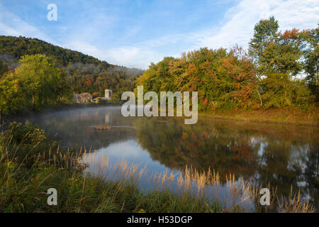 Bauernhof entlang des Connecticut River in Maidstone, Vermont in den Herbstmonaten. Stockfoto