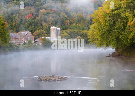 Bauernhof entlang des Connecticut River in Maidstone, Vermont in den Herbstmonaten. Stockfoto