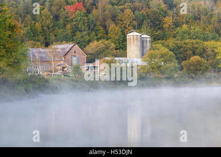 Bauernhof entlang des Connecticut River in Maidstone, Vermont in den Herbstmonaten. Stockfoto