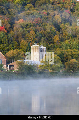 Bauernhof entlang des Connecticut River in Maidstone, Vermont in den Herbstmonaten. Stockfoto