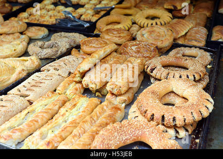 Schalen von allerlei griechischen Brot und Gebäck auf dem Display in einer traditionellen Bäckerei in Rethymnon, Crete Stockfoto