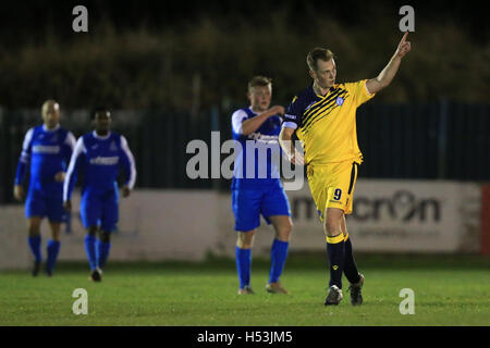 Charlie Portway von Barkingside erzielt das erste Tor für seine Mannschaft und feiert während Redbridge Vs Barkingside, Essex Senior League Football Stadium Oakside am 18. Oktober 2016 Stockfoto