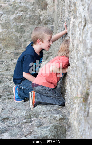 Jungen Genießen der historischen Montgomery Schloss in der Mitte von Wales, Shropshire/Wales Grenzen Stockfoto