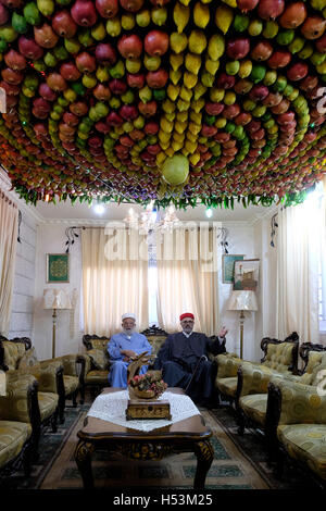 Der hohe Priester der Samariter, Abdallah Wasef (L) und sein Bruder um einen fruchtigen Laubhütte aus vier Arten in ihrem Haus in Kiryat luza Dorf in der Nähe der Stadt Nablus im Westjordanland Israel am 18. Oktober 2016 vorgenommen. Die Samariter, die ihre Wurzeln in der nördlichen West Bank beobachten, religiöse Praktiken, die denen des Judentums zu den nördlichen Königreich Israel verfolgen. Während Sukkot urlaub Samariter bauen ihre Sukkot in ihrem Haus im Gegensatz zu den Juden, die Ihr draußen bauen. Stockfoto