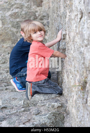 Jungen untersuchen die verschiedenen Funktionen des historischen Montgomery Castle in Mid Wales, Shropshire/Wales Grenzen Stockfoto