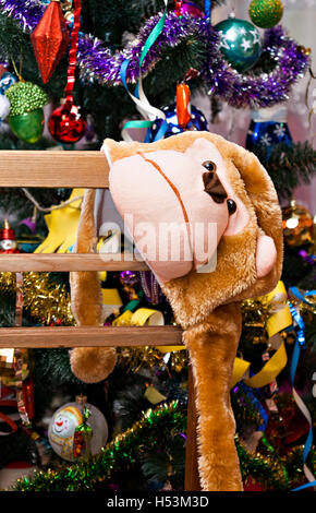 Maske-Cap Affe auf einem Hintergrund des Weihnachtsbaumes. Stockfoto