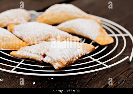 Winkel mit Kirsche unter Puderzucker geschichtet. Stockfoto