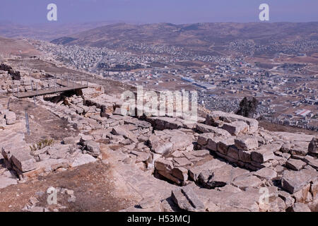 Blick Richtung Nablus Governatorat, aus Ruinen der Hellenistischen Zitadelle auf dem Berge Garizim, einem der höchsten Gipfel in der West Bank in der Nähe der Stadt Nablus im Westjordanland, Israel am 18. Oktober 2016. Die Samariter, die ihre Wurzeln in den nördlichen Königreich Israel in, was jetzt der nördlichen West Bank auf den Berg Garizim, anstatt der Jerusalemer Tempelberg, als die Lage von Gott zu einem heiligen Tempel gewählt worden. Stockfoto