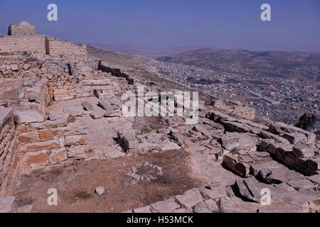 Blick Richtung Nablus Governatorat, aus Ruinen der Hellenistischen Zitadelle auf dem Berge Garizim, einem der höchsten Gipfel in der West Bank in der Nähe der Stadt Nablus im Westjordanland, Israel am 18. Oktober 2016. Die Samariter, die ihre Wurzeln in den nördlichen Königreich Israel in, was jetzt der nördlichen West Bank auf den Berg Garizim, anstatt der Jerusalemer Tempelberg, als die Lage von Gott zu einem heiligen Tempel gewählt worden. Stockfoto