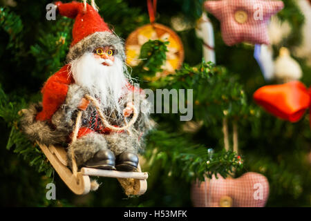 Weihnachtsmann auf Schlitten Spielzeug am Weihnachtsbaum. Stockfoto