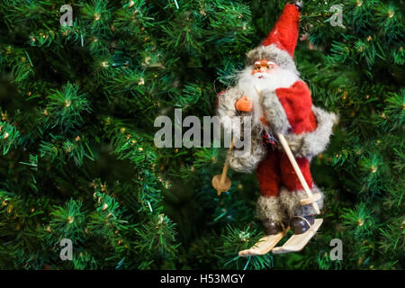 Weihnachtsmann auf Skiern Weihnachtsbaum Spielzeug. Stockfoto