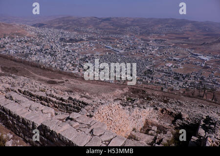 Blick Richtung Nablus Governatorat, aus Ruinen der Hellenistischen Zitadelle auf dem Berge Garizim, einem der höchsten Gipfel in der West Bank in der Nähe der Stadt Nablus im Westjordanland, Israel am 18. Oktober 2016. Die Samariter, die ihre Wurzeln in den nördlichen Königreich Israel in, was jetzt der nördlichen West Bank auf den Berg Garizim, anstatt der Jerusalemer Tempelberg, als die Lage von Gott zu einem heiligen Tempel gewählt worden. Stockfoto