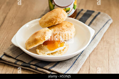 Scones mit Butter und Marmelade auf eine Serviette und Marmelade. Stockfoto