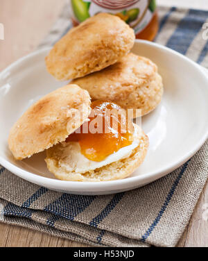 Scones mit Butter und Marmelade auf eine Serviette und Marmelade. Stockfoto