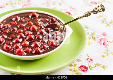 Schokolade und Kirsch-Mousse in eine grüne Platte. Stockfoto
