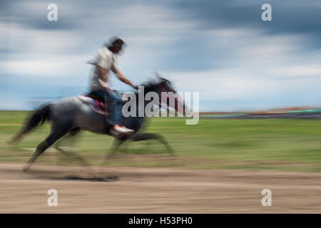 Eine Bewegung verwischt Foto des Reitens. Stockfoto