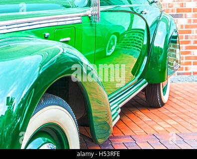 leuchtend grüne Tür und Kotflügel Retro-Auto. Stockfoto