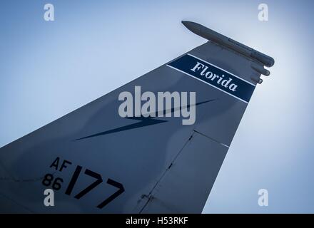 Eine 125-jährige Kämpfer-Flügel f-15 Blitz Bolzen Schweif Flashblöcke, die Morgensonne auf der Eglin Air Force Base Flightline Okt. 7, 7. Oktober 2016. Die Air National Guard-Einheit aus Jacksonville, Florida geschickt 15 Flugzeuge Hurrikan Matthäus hier zu fahren. Die Marine Fighter Attack Squadron-501 übermittelt die Basis für die Beherbergung sowie 10 F-35Bs aus South Carolina. 96. Aircraft Maintenance Squadron-f-15-Einheit und der Navy Strike Fighter Squadron 101 unterstützte die transiente Flugzeuge. (U.S. Air Force Photo/Samuel King Jr.). (Foto via Smith Kollektion/Gado/Getty Images). Stockfoto