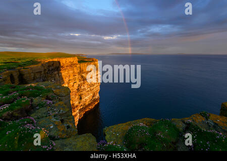 Abendlicht kurz vor Sonnenuntergang und ein Regenbogen am Noupe Kopf (RSPB) Seevogel Klippen auf der Insel Westray, Orkney-Inseln Stockfoto